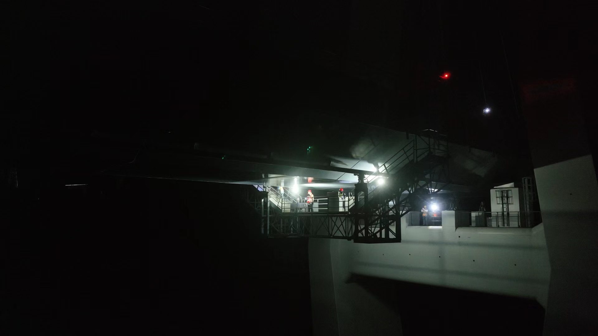 铁路职工为高铁大桥“把脉问诊”