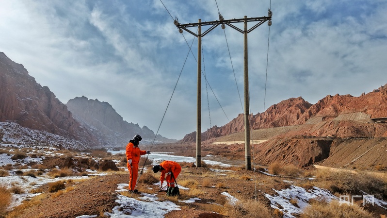 深山护航！铁路巡线人守护新春“电”亮归途