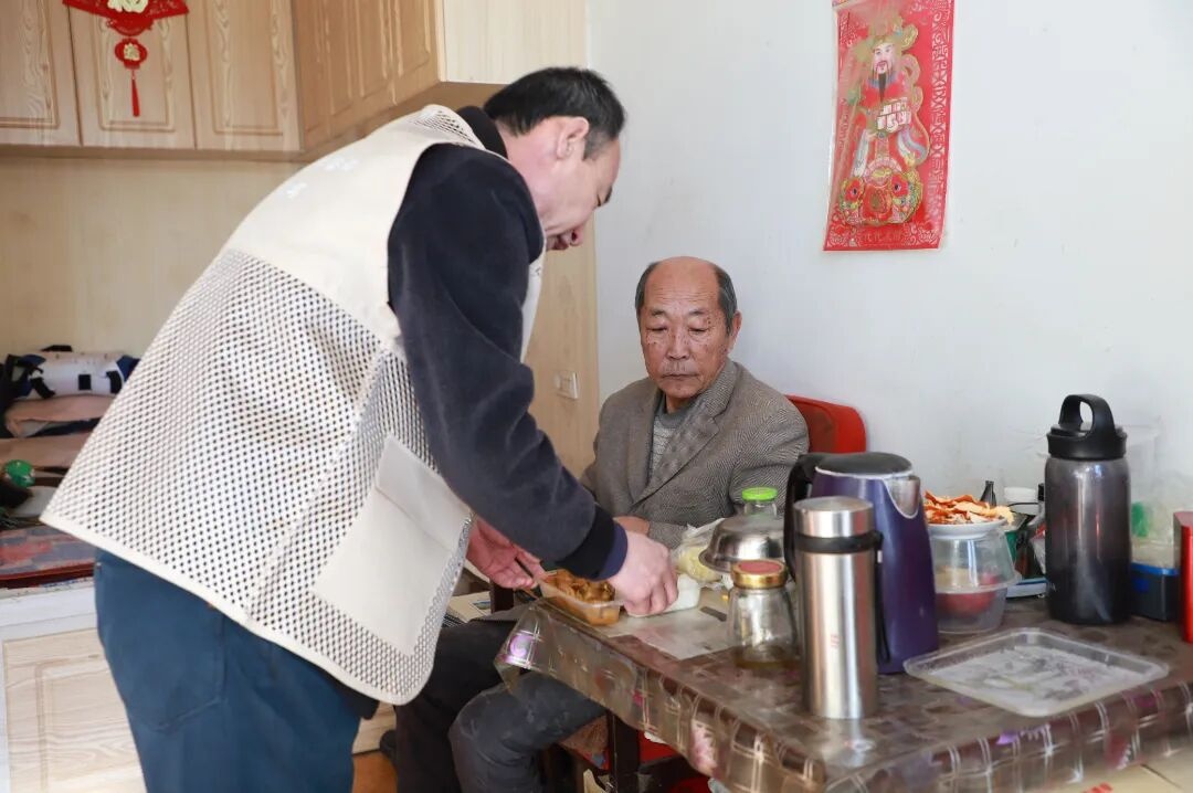 达茂旗：让年味儿暖到高龄老人的心坎上(图1)