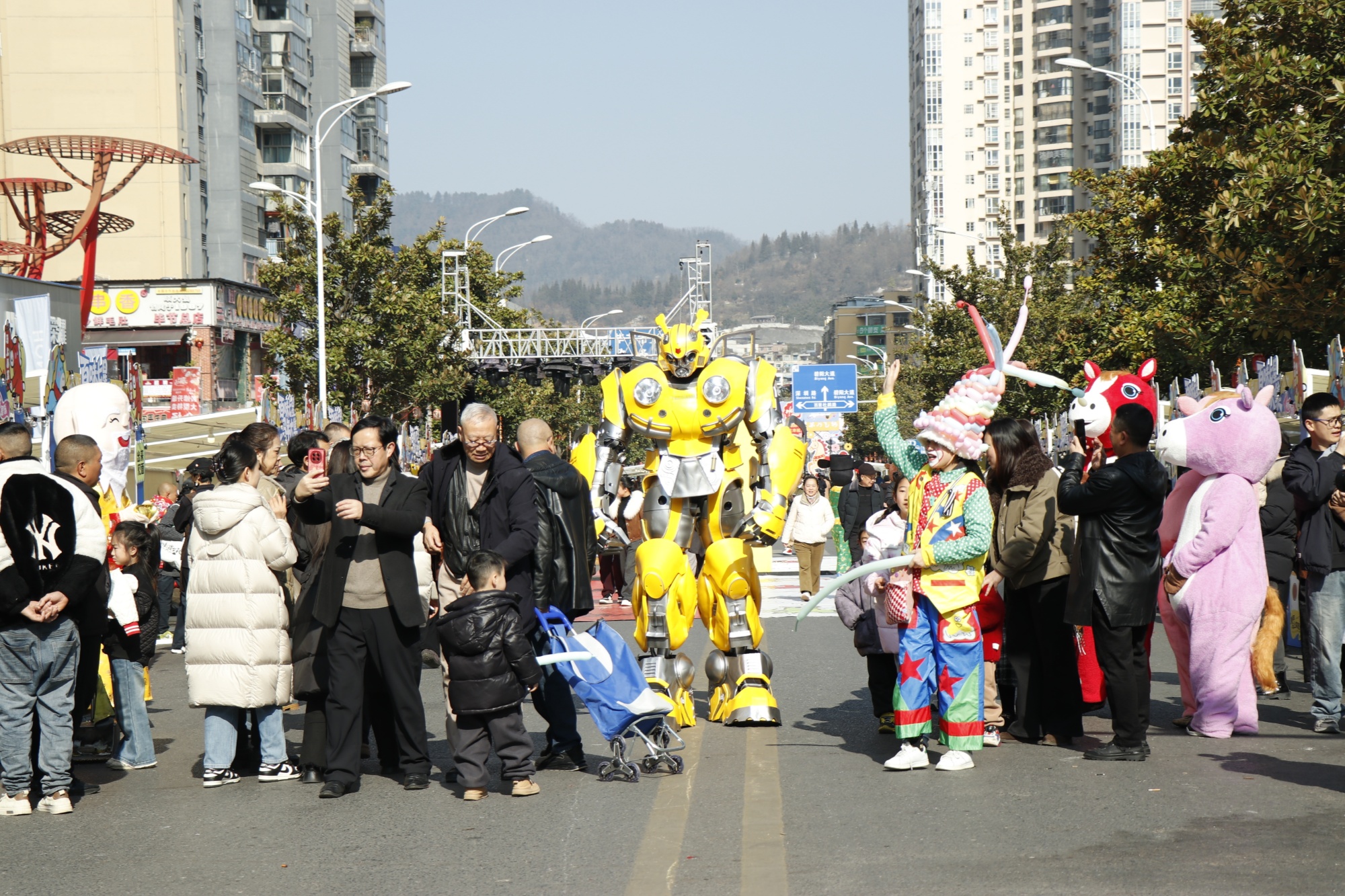 贵州七星关：新春集市热闹开市 解锁消费新场景