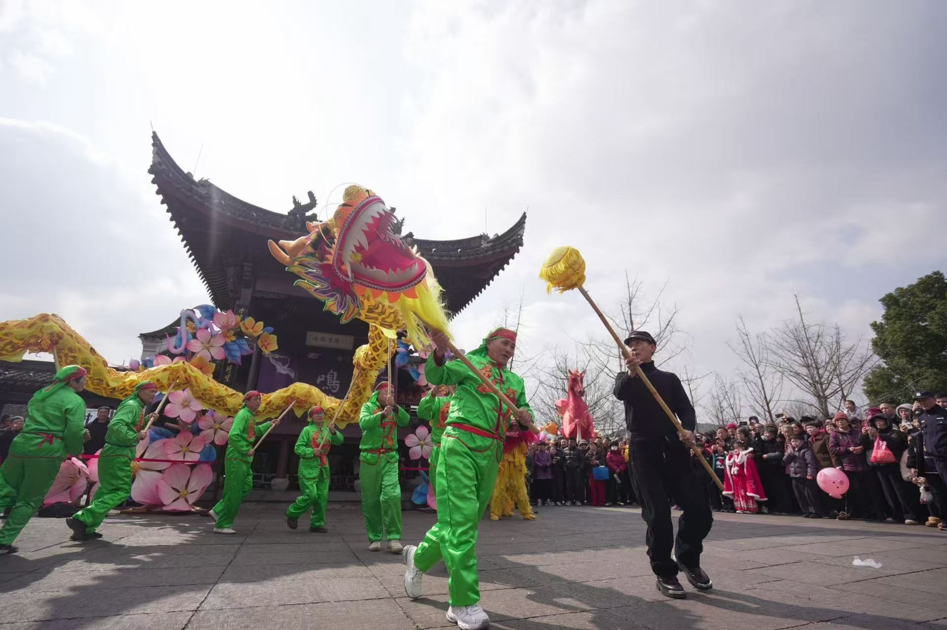 来慈溪，欢喜加马过大年｜宁波鸣鹤古镇新春民俗灯会精彩纷呈
