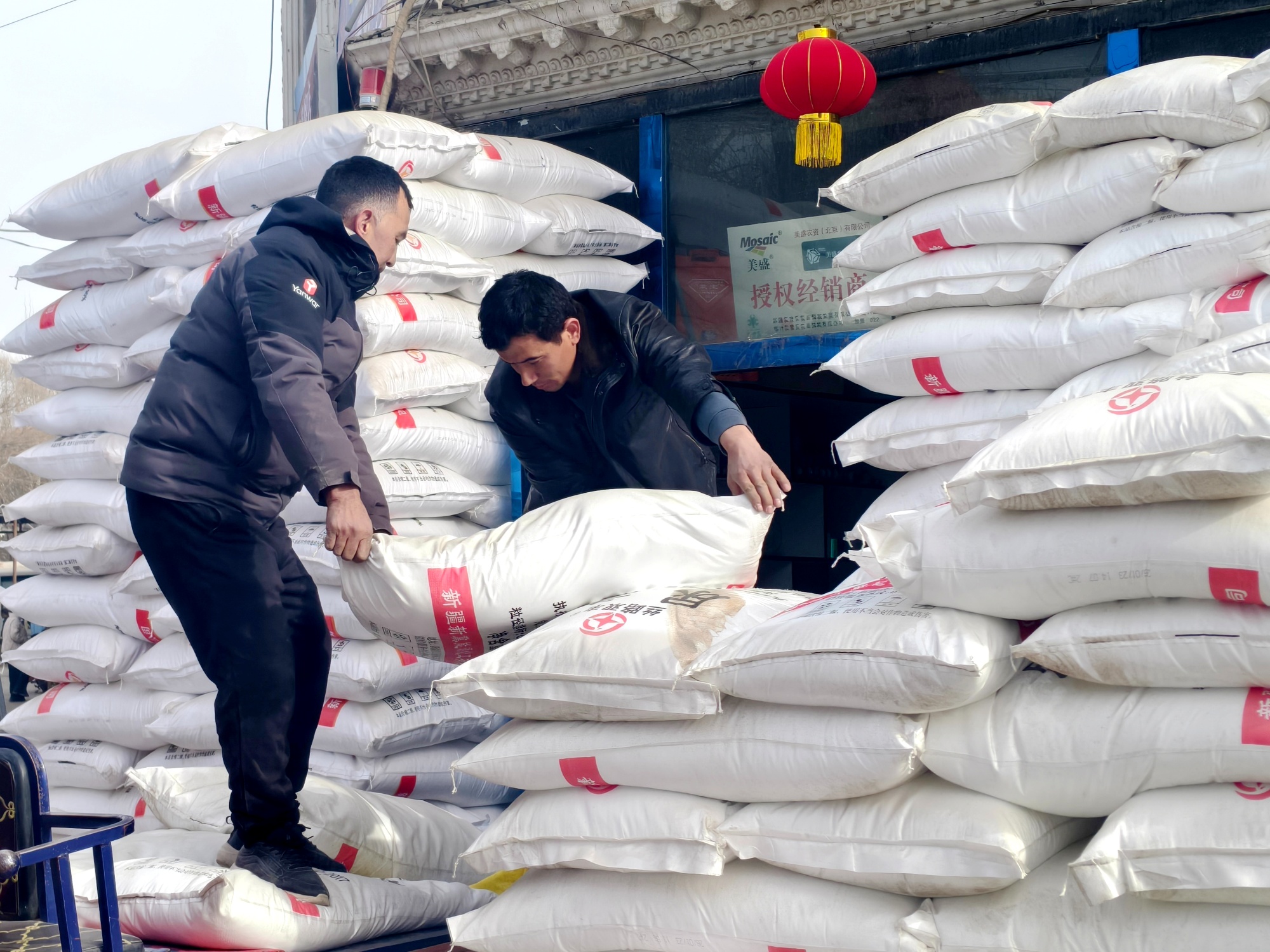 英吉沙县：做好农资储备助力春耕备耕