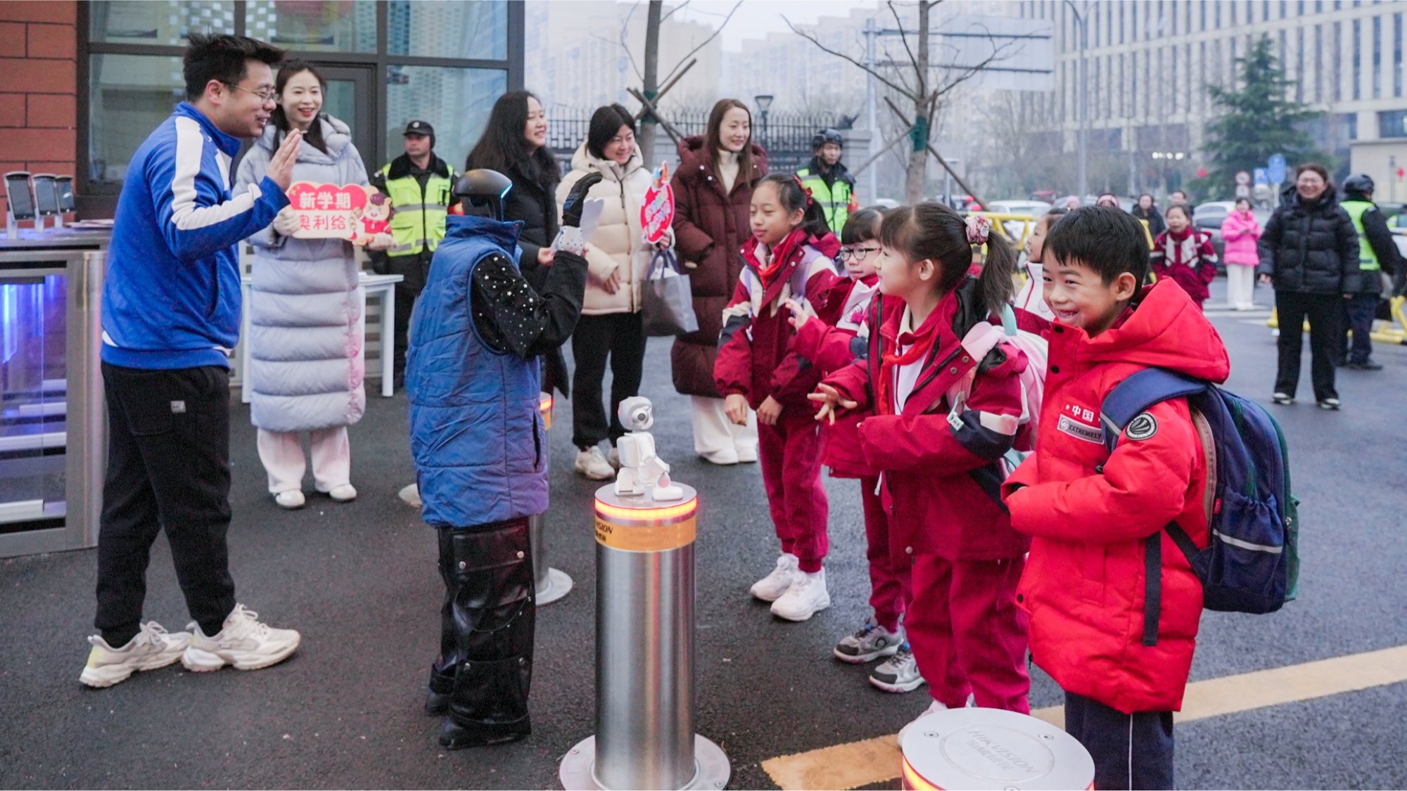 机器人进校园、发起“十点半睡觉”倡议北京这所学校开学礼“硬核”又暖心(图1)