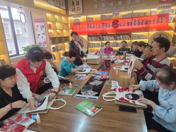 阿克苏市图书馆开展“雅趣投壶 巧手传福”闹元宵活动