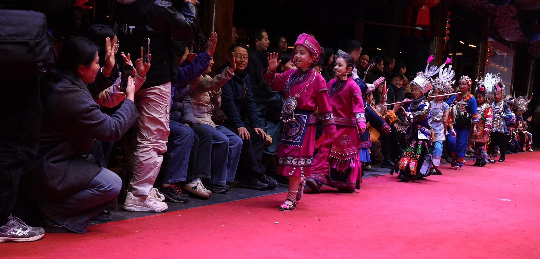 瑶族服饰惊艳元宵“村T” 非遗点亮节日氛围