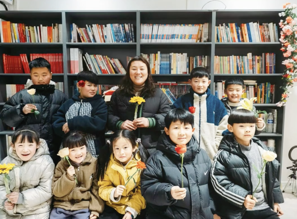 晶采观察丨这位人大代表，为何被全村孩子追着借书？