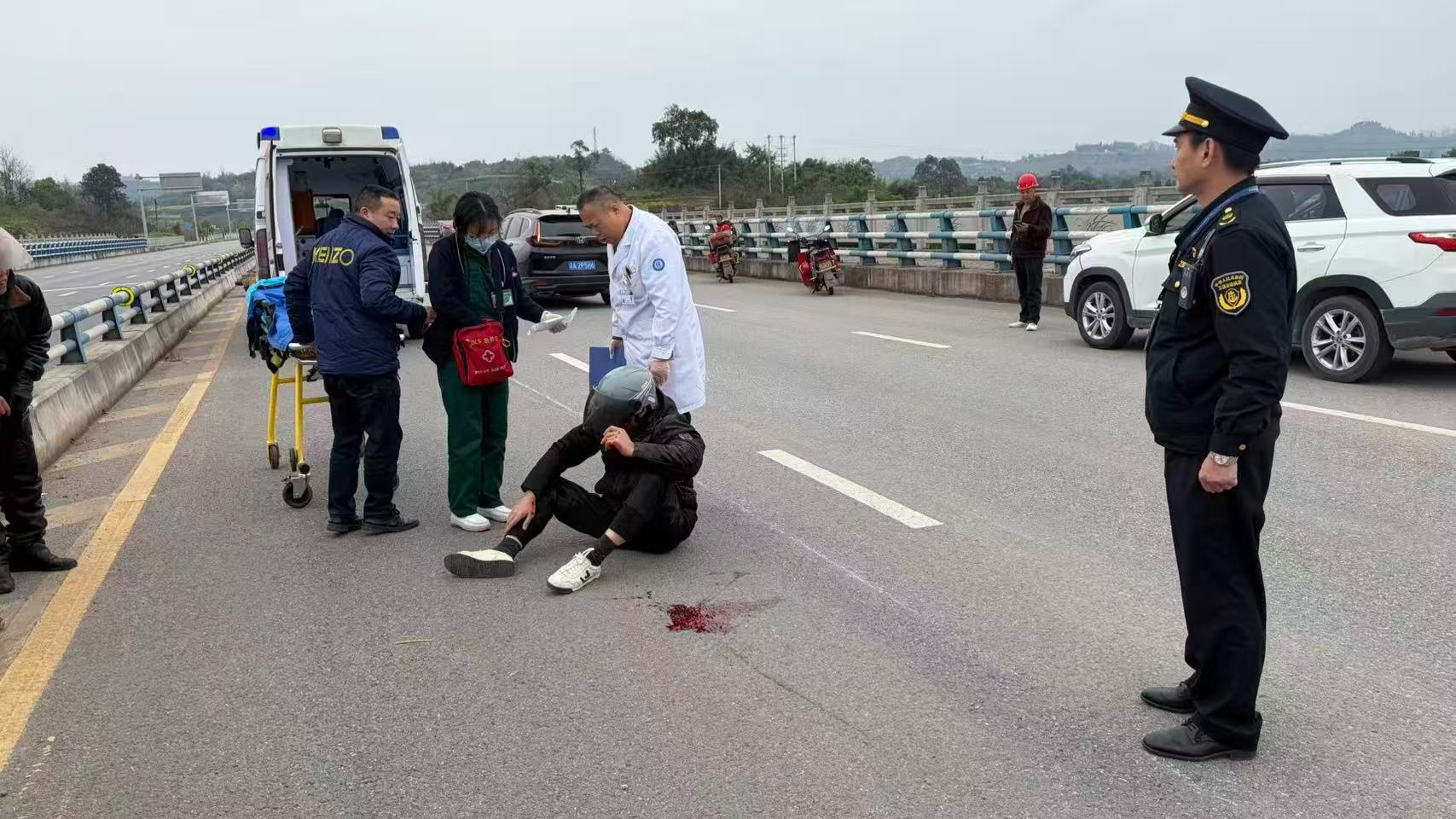 执法途中遇事故 交通执法人员紧急施救_央广网