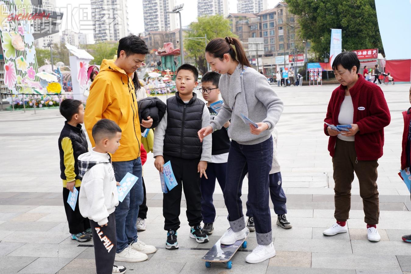 四川推动冰雪运动普及两千市民就近体验(图1)