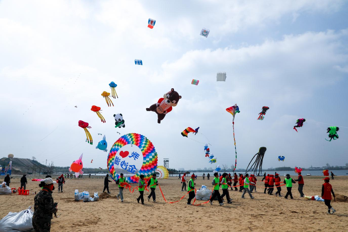 全国风筝邀请赛在盐城阜宁启幕(图2)