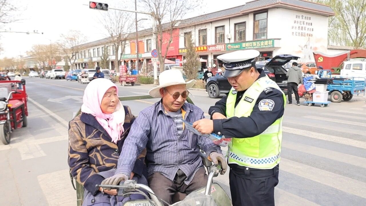 甘肃甘州公安:警保联动护春耕平安宣传进集市(图3)