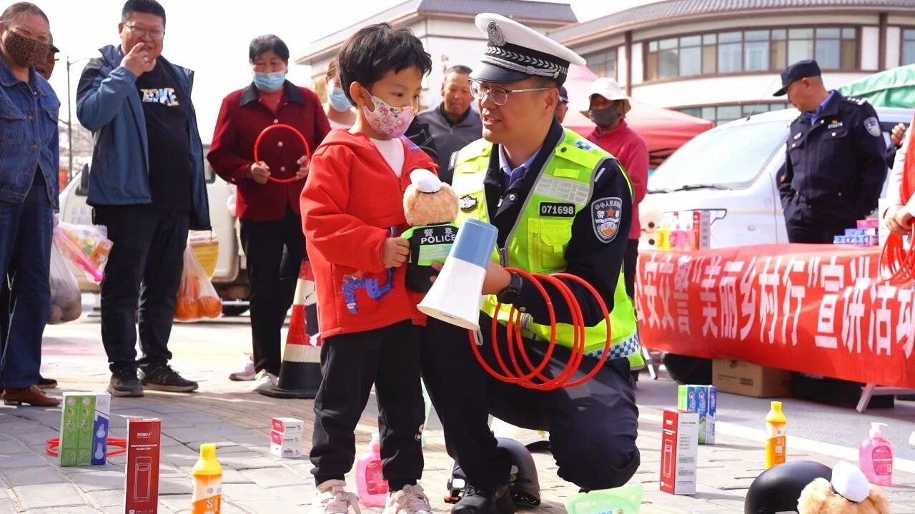 甘肃甘州公安:警保联动护春耕平安宣传进集市(图2)