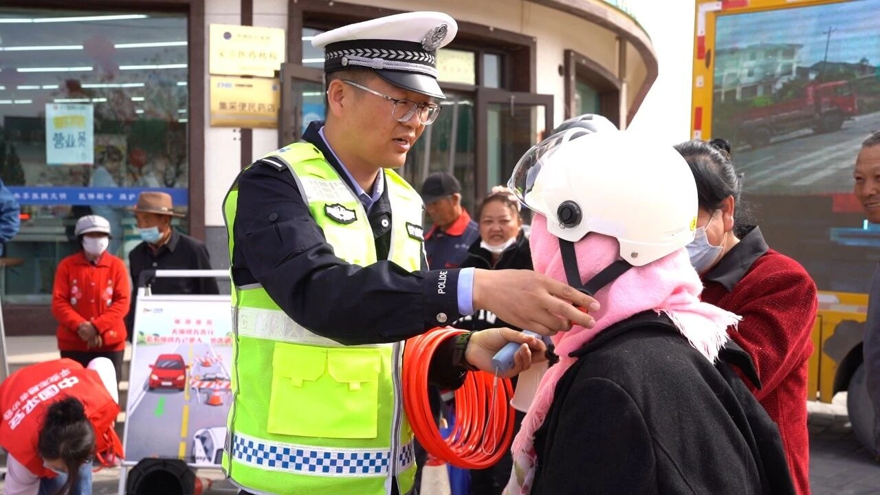 甘肃甘州公安:警保联动护春耕平安宣传进集市(图4)
