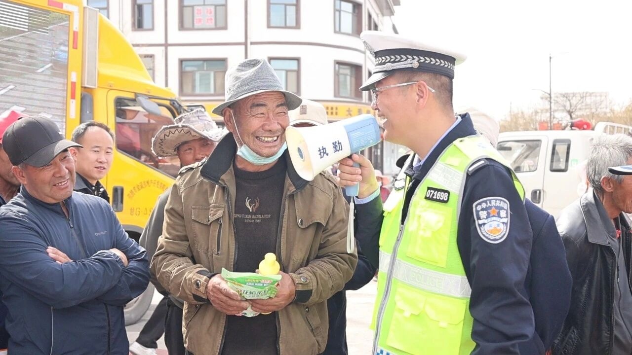 甘肃甘州公安:警保联动护春耕平安宣传进集市(图1)