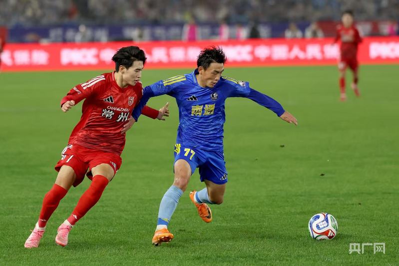 好评中国｜有球可踢、有梦可追群众体育点燃绿茵青春(图1)