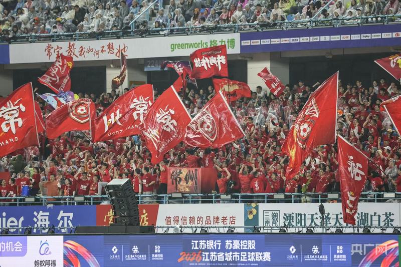 好评中国｜有球可踢、有梦可追群众体育点燃绿茵青春(图2)