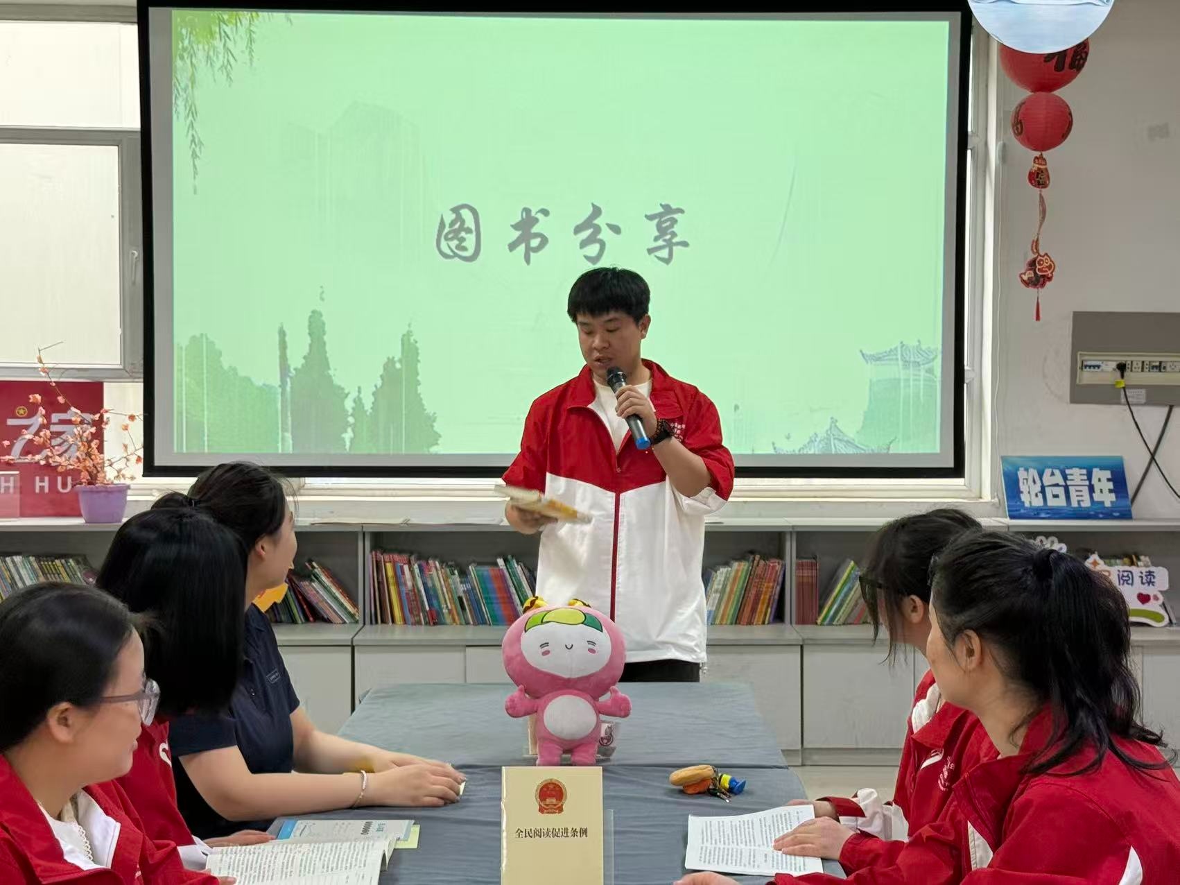 谷雨时节诵经典 书香涵养青春志——轮台县团委开展“书香青春”读书分享会_央广网