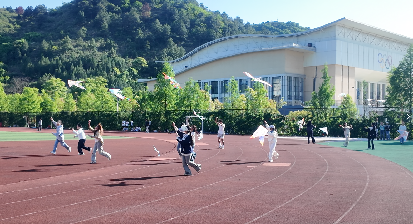 趁风起·绘梦于筝 黔东南职院非遗纸鸢创作活动落幕(图2)