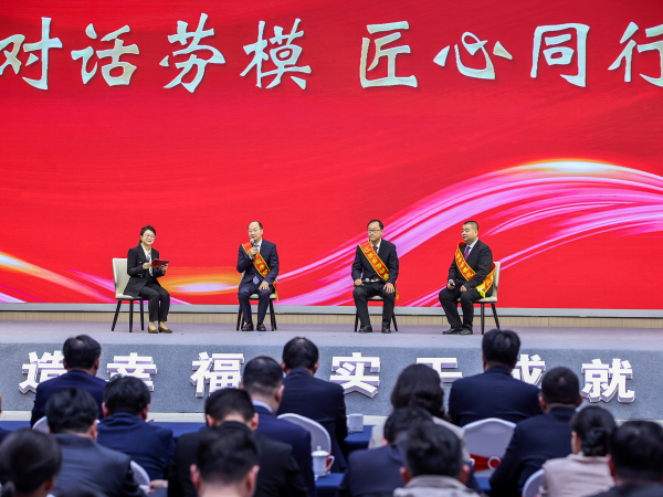 江苏靖江：致敬劳模先进 服务礼包赋能追梦人