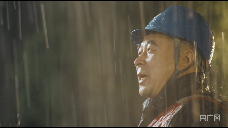 风雨中的李春（央广网发 受访者供图）