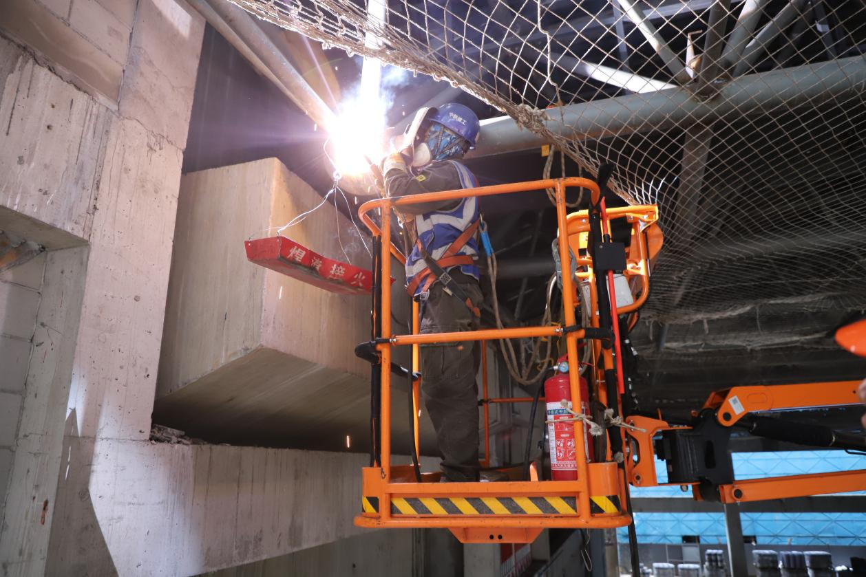 奋战五一 大足石刻站建设不停工