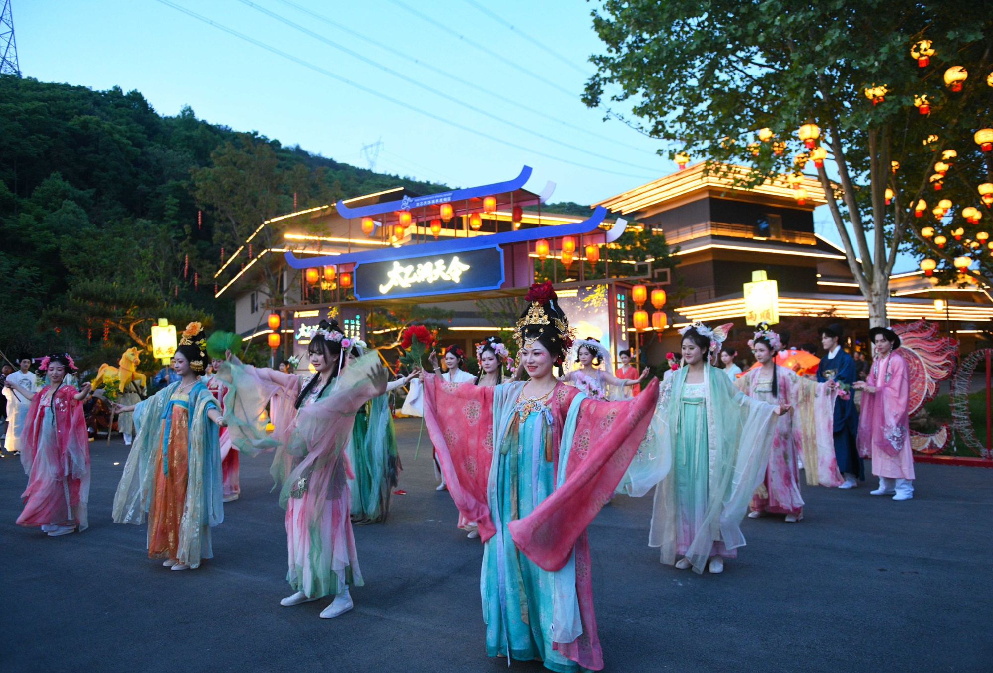 咸安“五一”文旅热：国风夜游引领假日新风尚