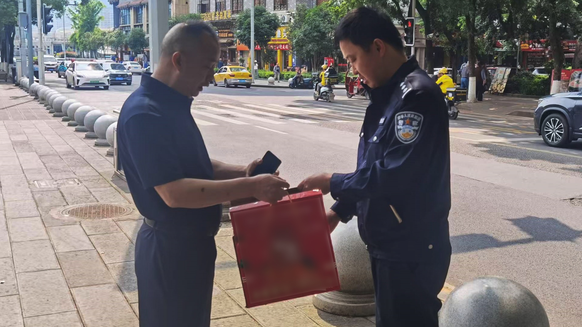 厨房烟道藏一窝猫头鹰 万州民警救助护送归园