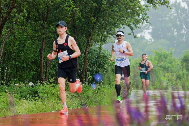2026北京大兴半程马拉松开赛5500名跑者雨中竞速(图2)