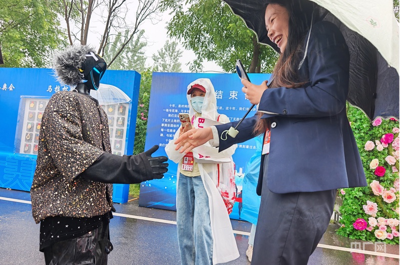 2026北京大兴半程马拉松开赛5500名跑者雨中竞速(图3)
