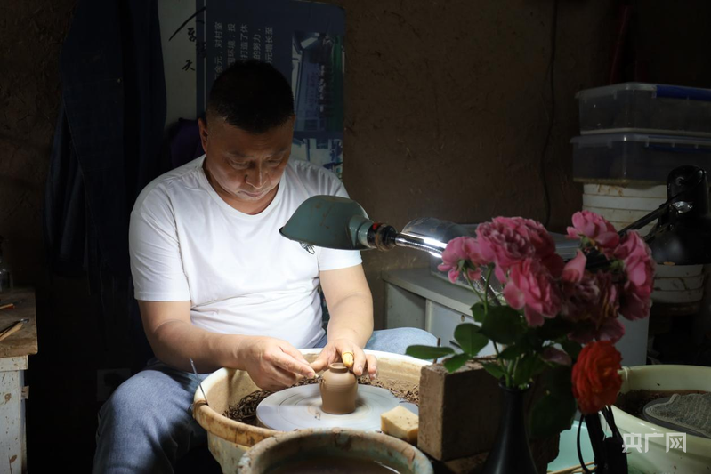 河南沁阳：千年黑陶“浴火重生”