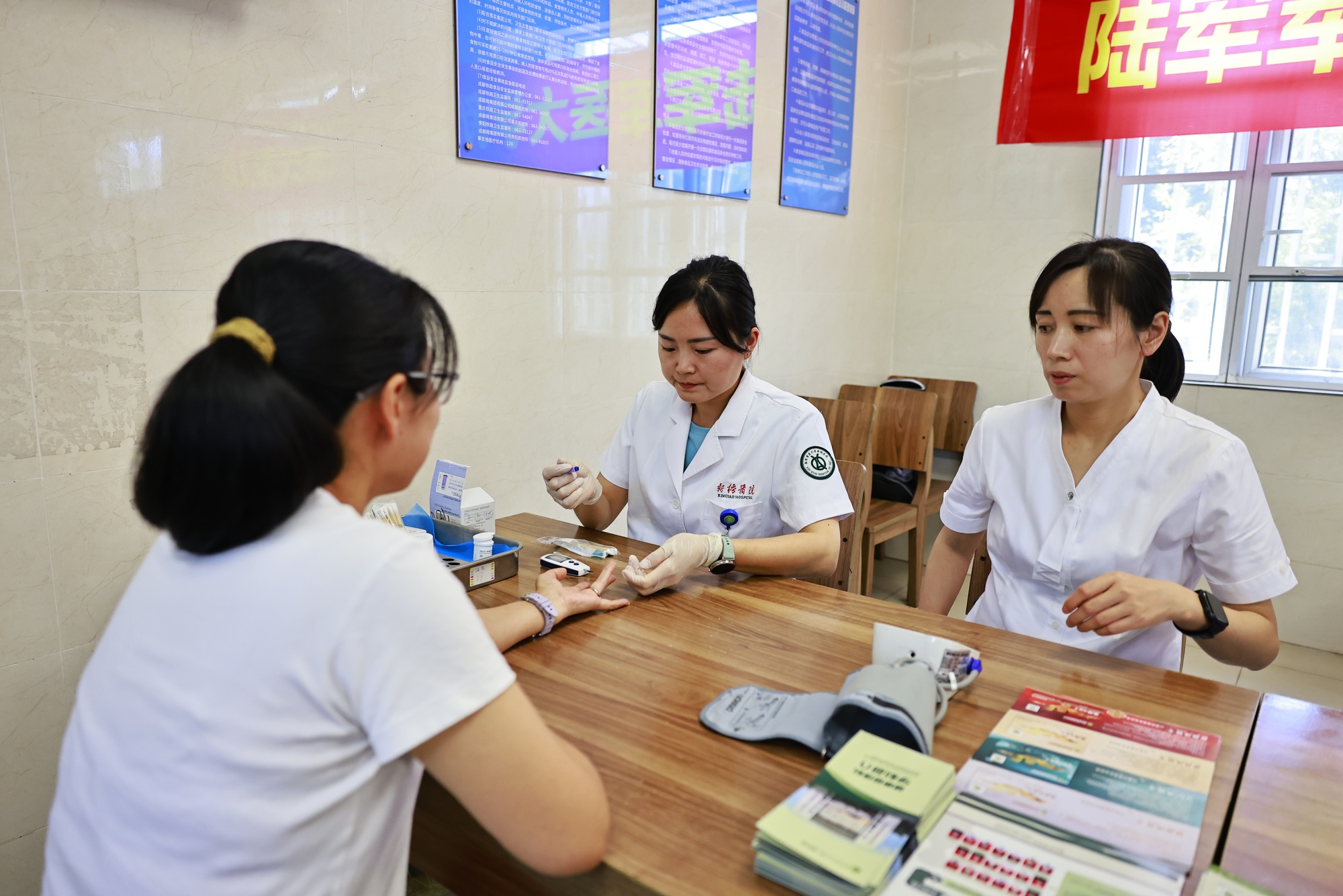 重庆铁路单位联合医院为一线职工开展义诊活动