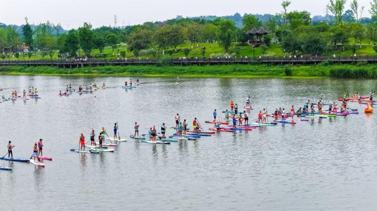 300余人逐浪碧水2026崃户外首届桨板挑战赛开赛(图1)