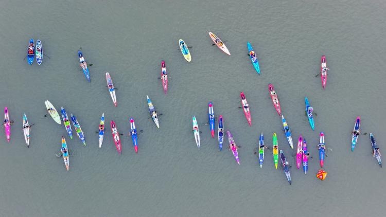 300余人逐浪碧水2026崃户外首届桨板挑战赛开赛(图2)