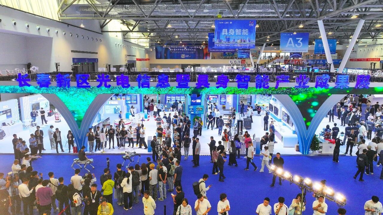 逛光博·第一线长春新区具身智能机器人组团“圈粉”(图5)