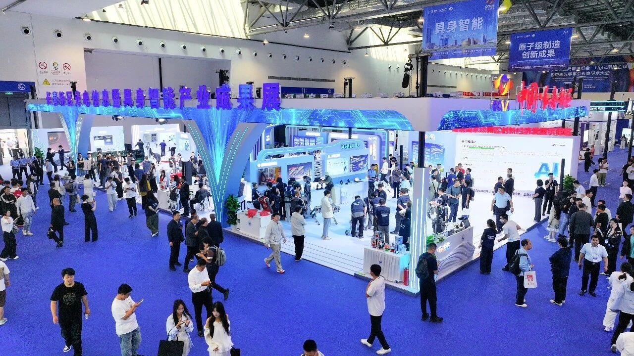 逛光博·第一线长春新区具身智能机器人组团“圈粉”(图1)