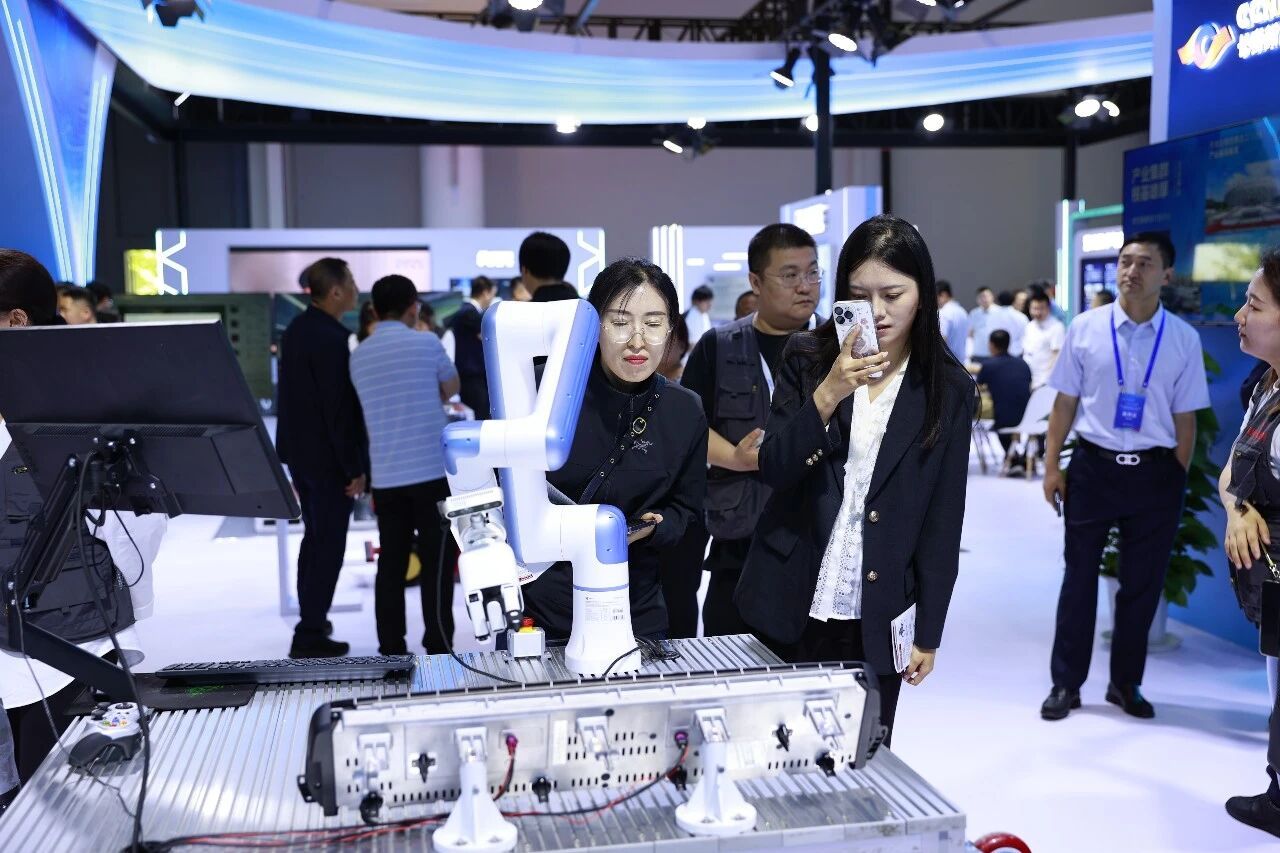 逛光博·第一线长春新区具身智能机器人组团“圈粉”(图2)