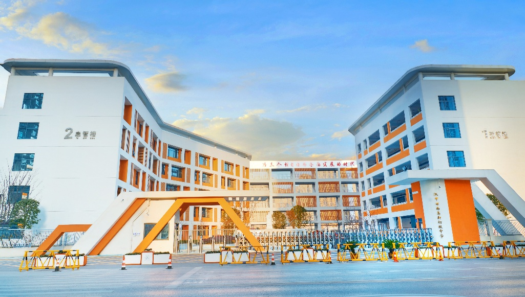 AI赋能智启新程——汉中市西高新初级中学智慧教育实践探索(图1)