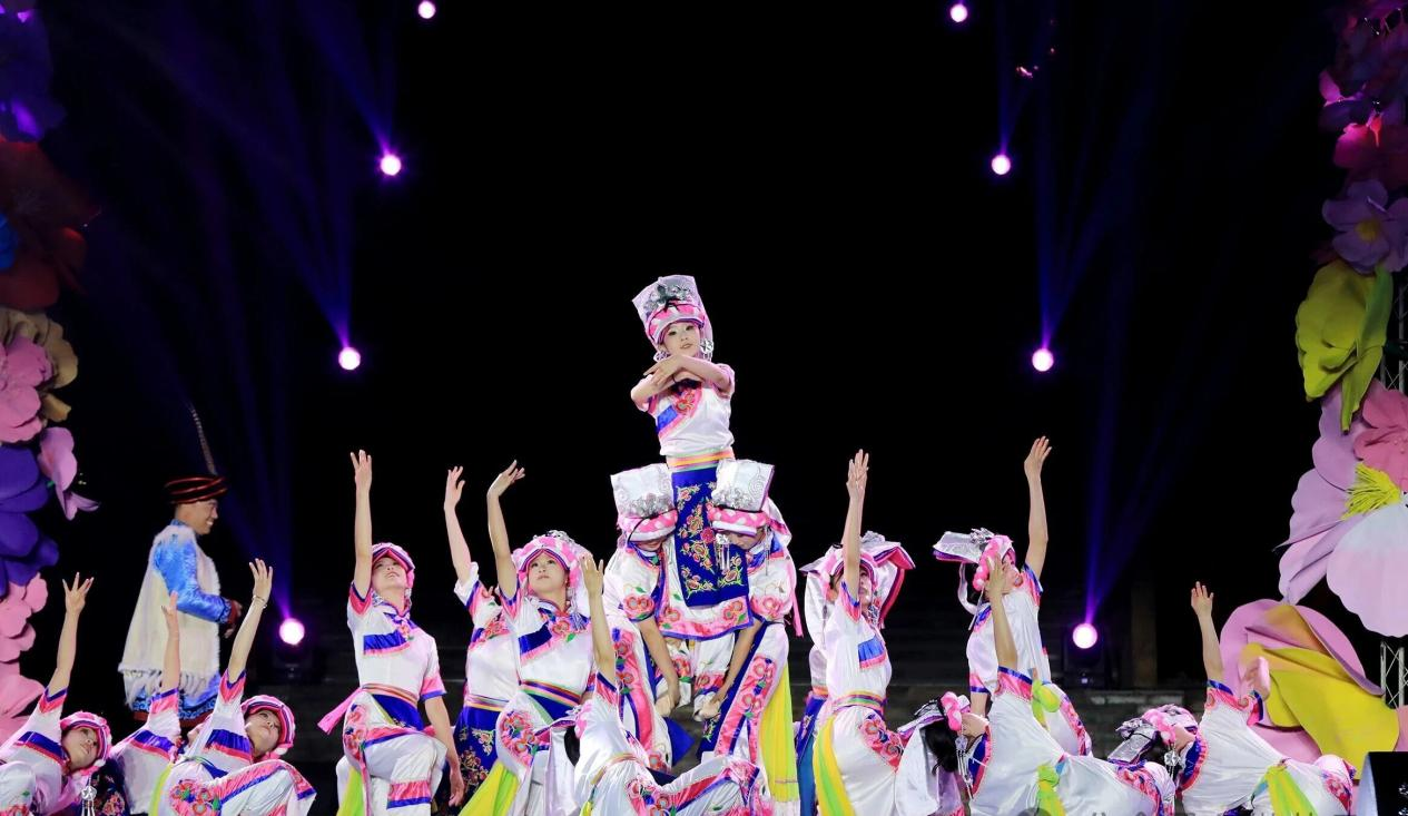 “瓦尔俄足节”萨朗之夜在阿坝茂县举行