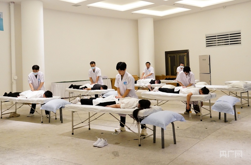 匠心筑梦展风采！湖南第八届残疾人职业技能竞赛实操比拼火热开赛(图1)