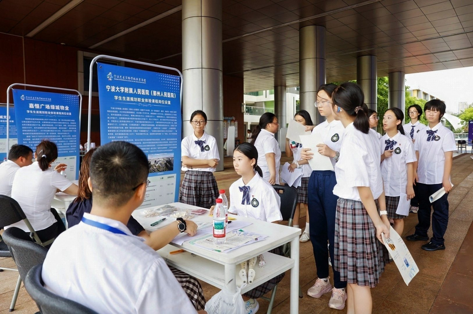 一座社区里的职业体验城八年深耕让少年奔赴“未来职场”(图1)