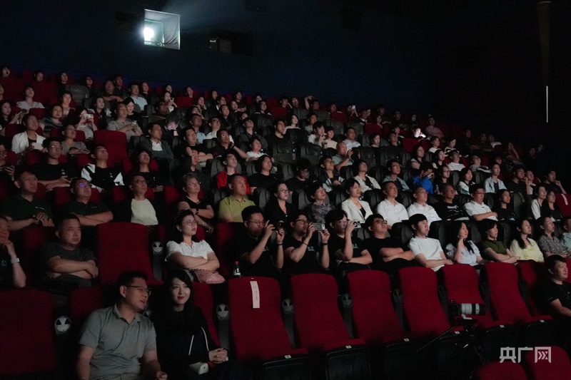 国际大体联足球世界杯首部纪录电影《主场》即将登陆全国院线暑期档