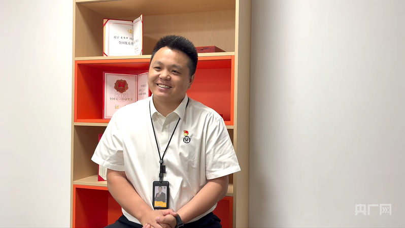 他的“快递”不止于包裹，打开秦文冲的十年青春答卷