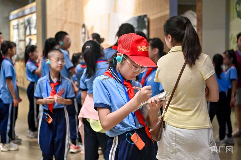 厦门300余名少先队员同上“行走的思政课”