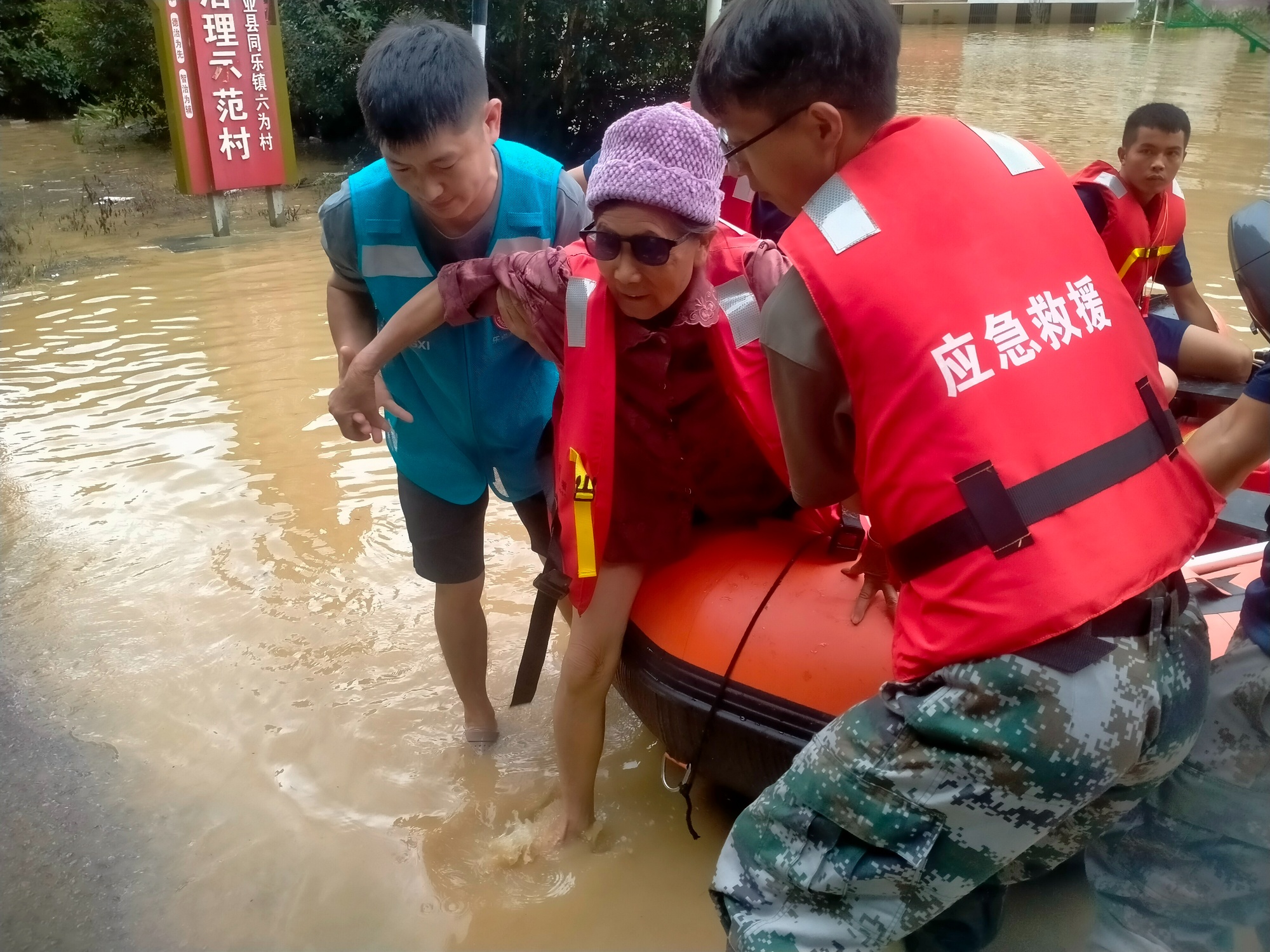 广西乐业:降雨引发村落内涝水位逐步回落群众妥善安置(图2)