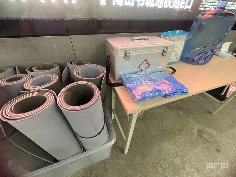 一张瑜伽垫24个纳凉区:深圳地铁对高温坚守者的温情致敬(图2)