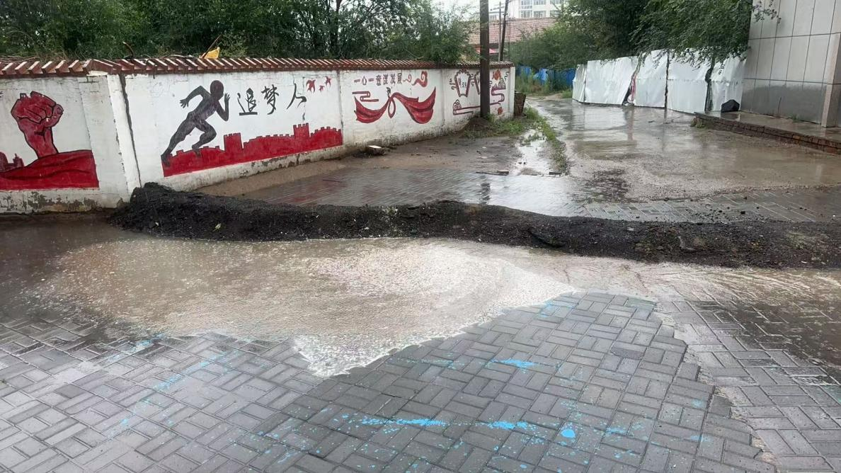 乌兰察布市集宁区：小巷告别积水 “堵心路”变“舒心路”