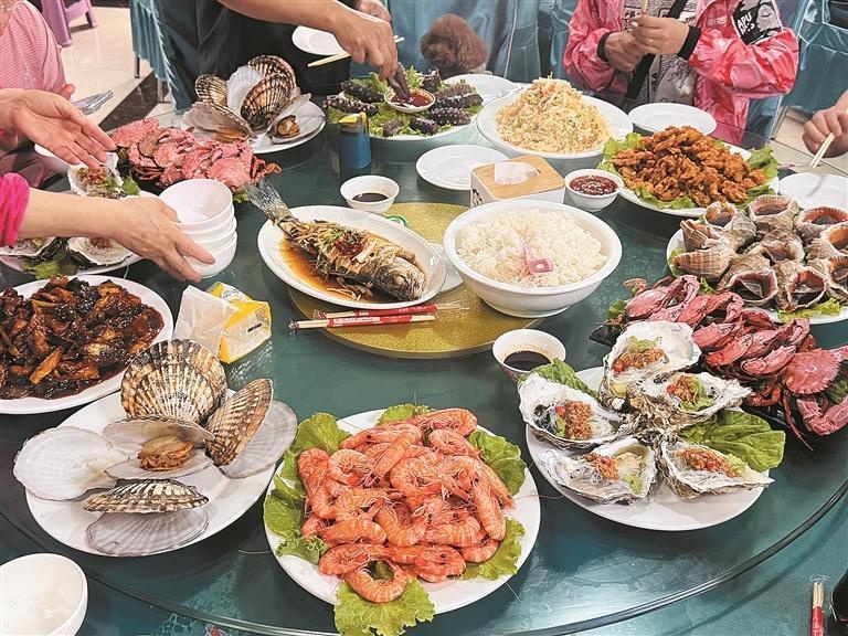 长海县美景避暑海鲜大餐玻璃海吸引各地游客