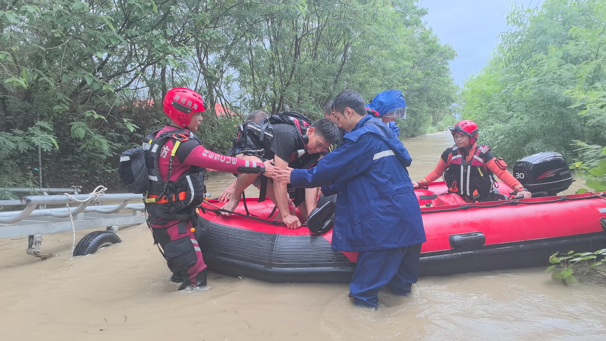 海南东方暴雨致乡村道路积水人员被困 消防紧急转移24名群众