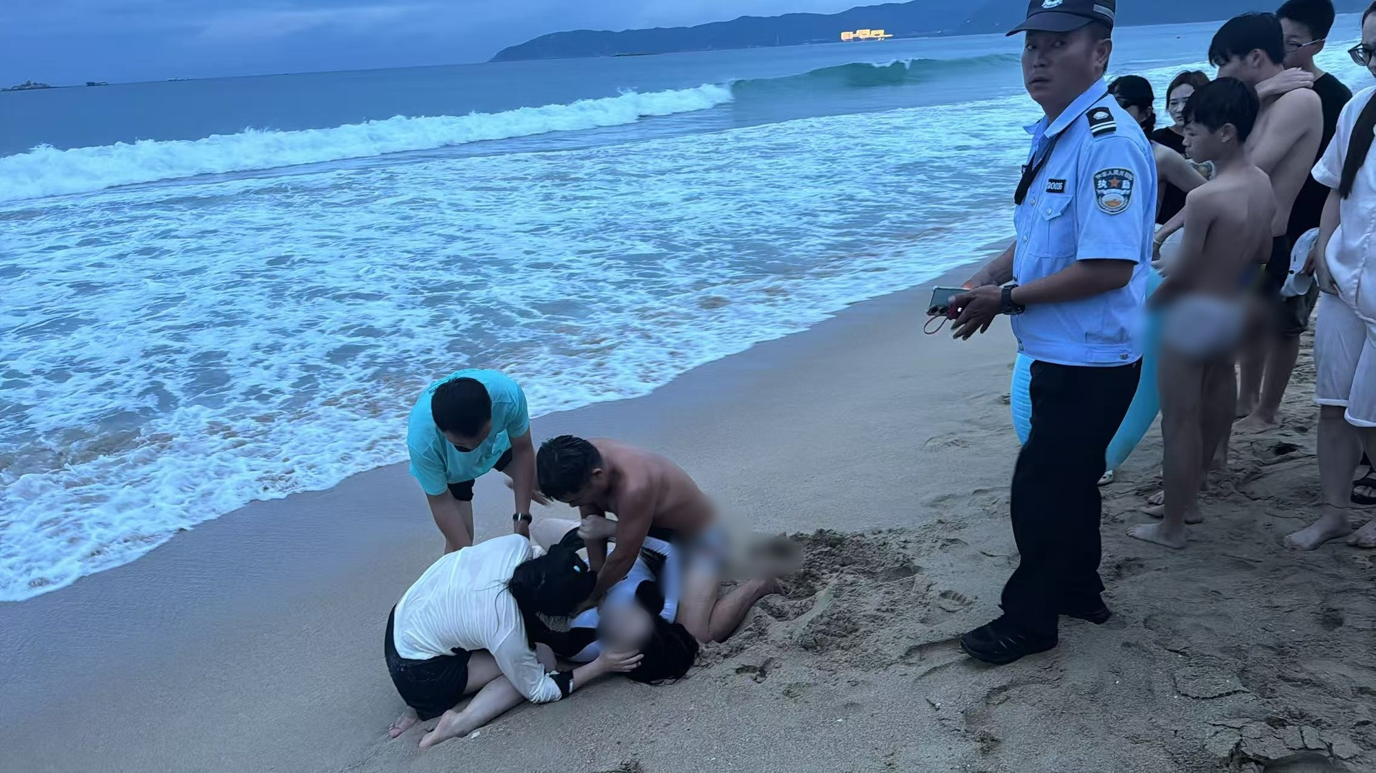 两名女子海边游玩意外溺水三亚亚龙湾上演极限“生死救援”_央广网