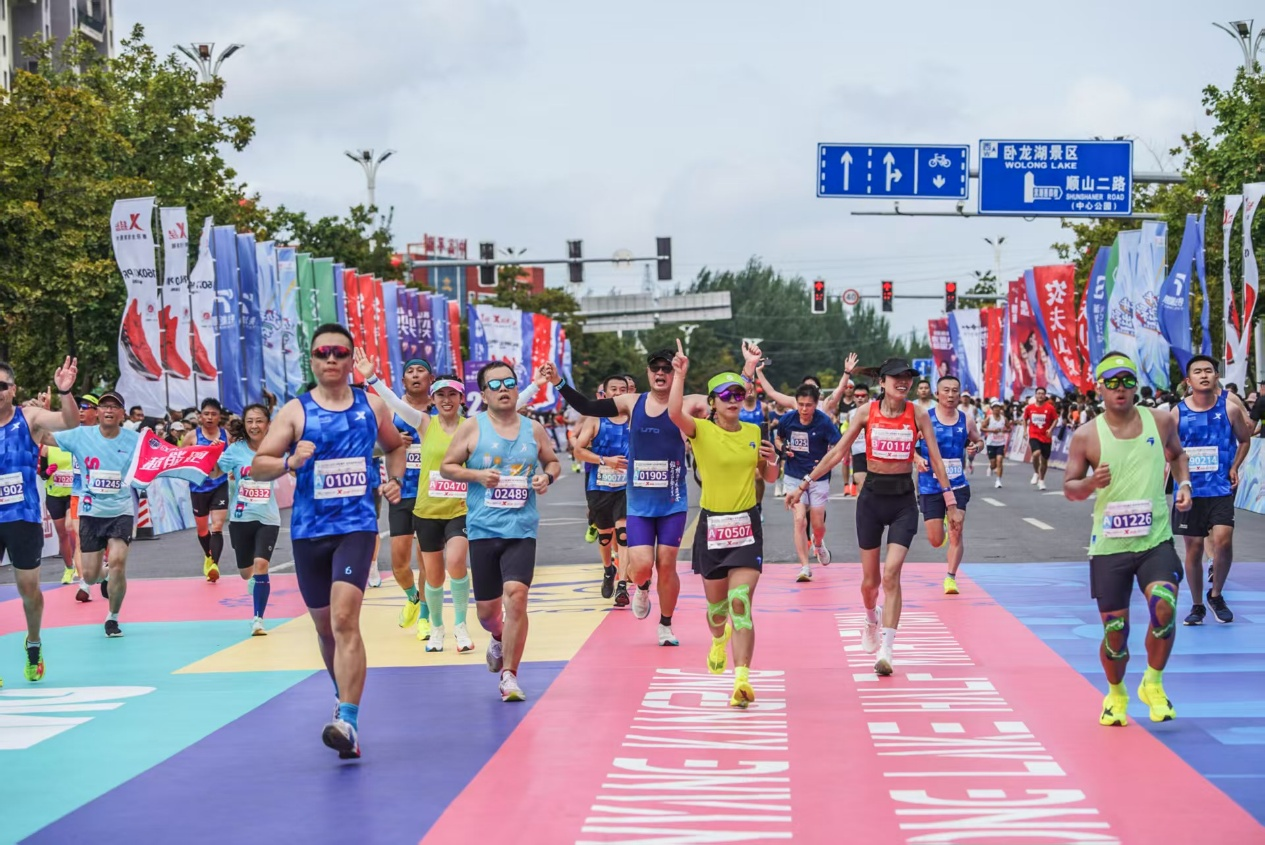 一城活力奔跑一湖碧波相邀——2026沈阳·康平卧龙湖半程马拉松激情开跑(图2)