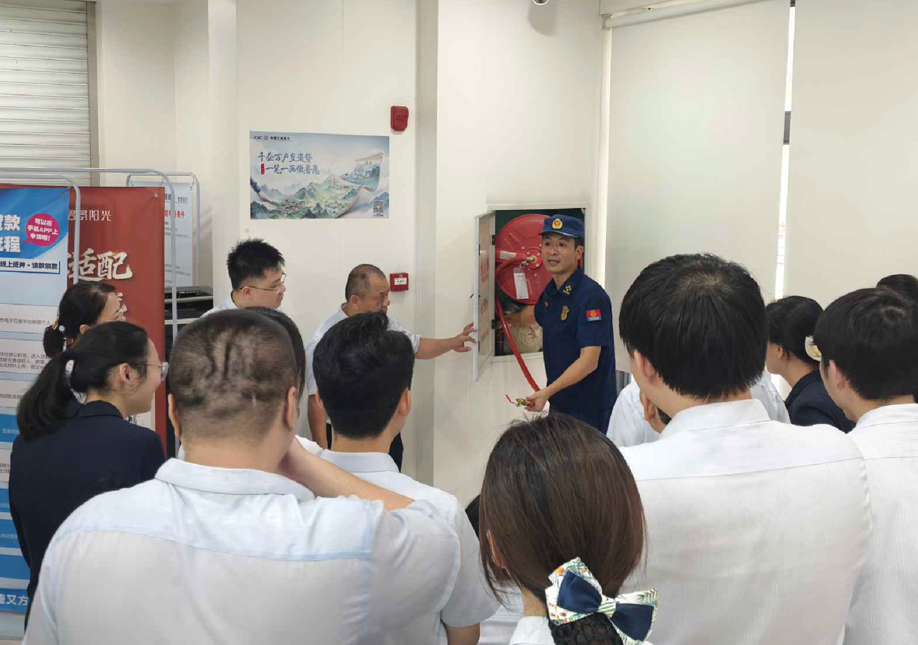 工行定安支行联合消防部门开展消防安全培训及应急演练(图1)